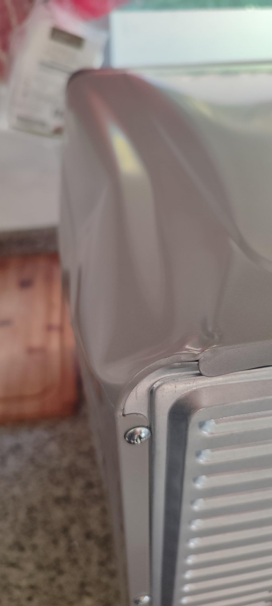 Llegó con un cristal dañado